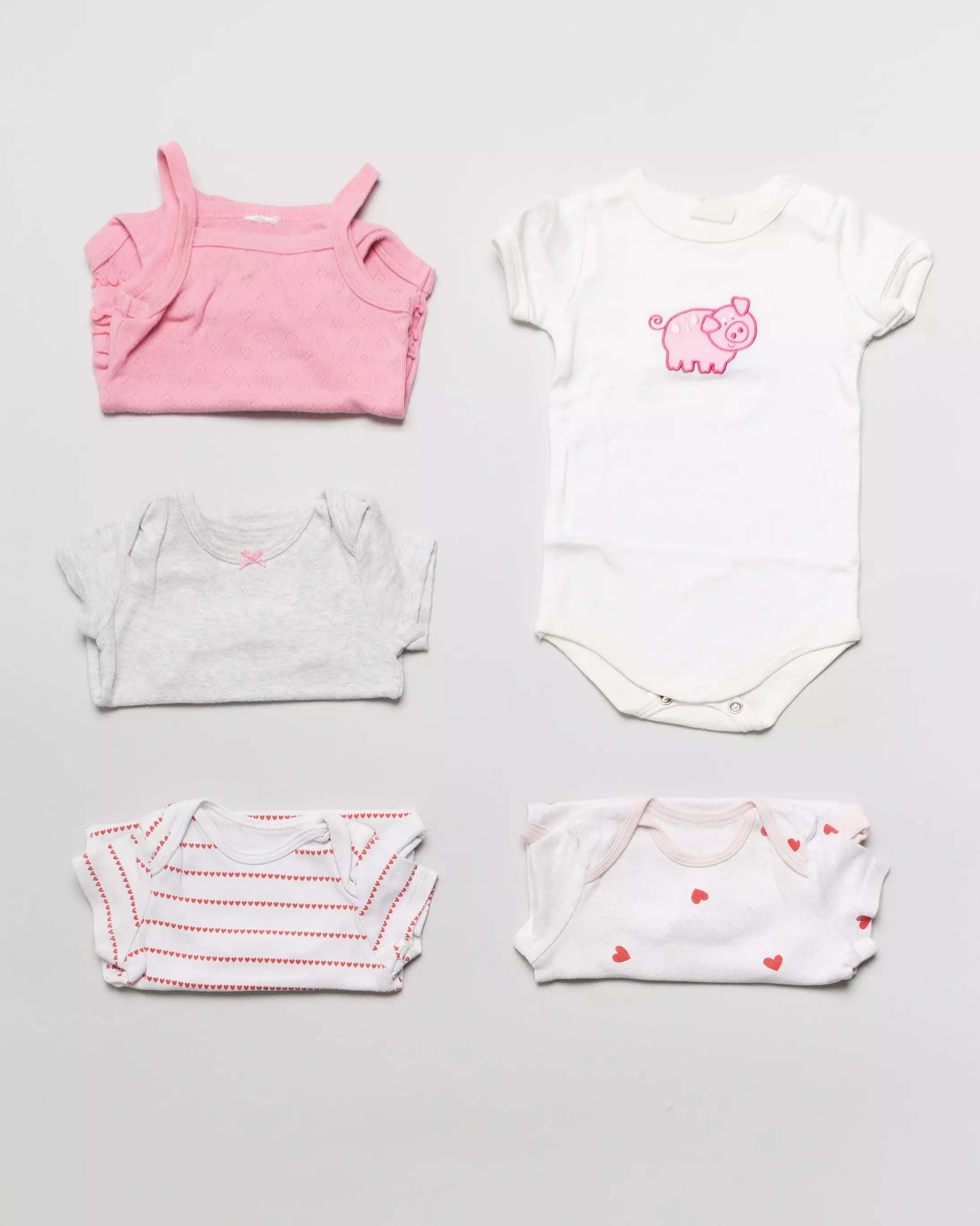 5 Bodies: 4 kurzarm & 1 Unterhemd Body Gr. 68 – Herz, weiß, rosa, grau, weiß, Schwein, Tiere, Set, Pack Baby 