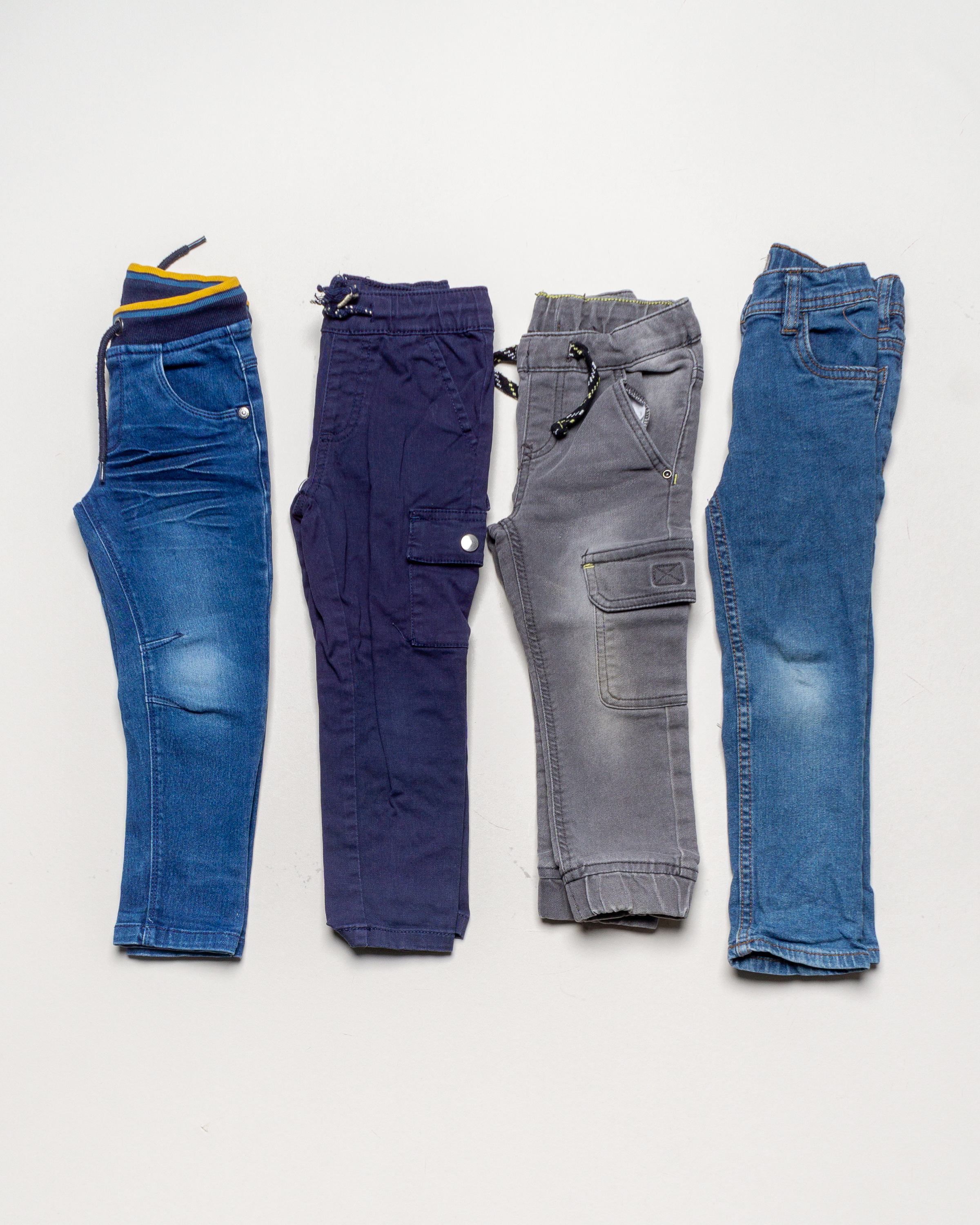 4 Hosen Gr. 98 - Jeans Blau Schwarz 