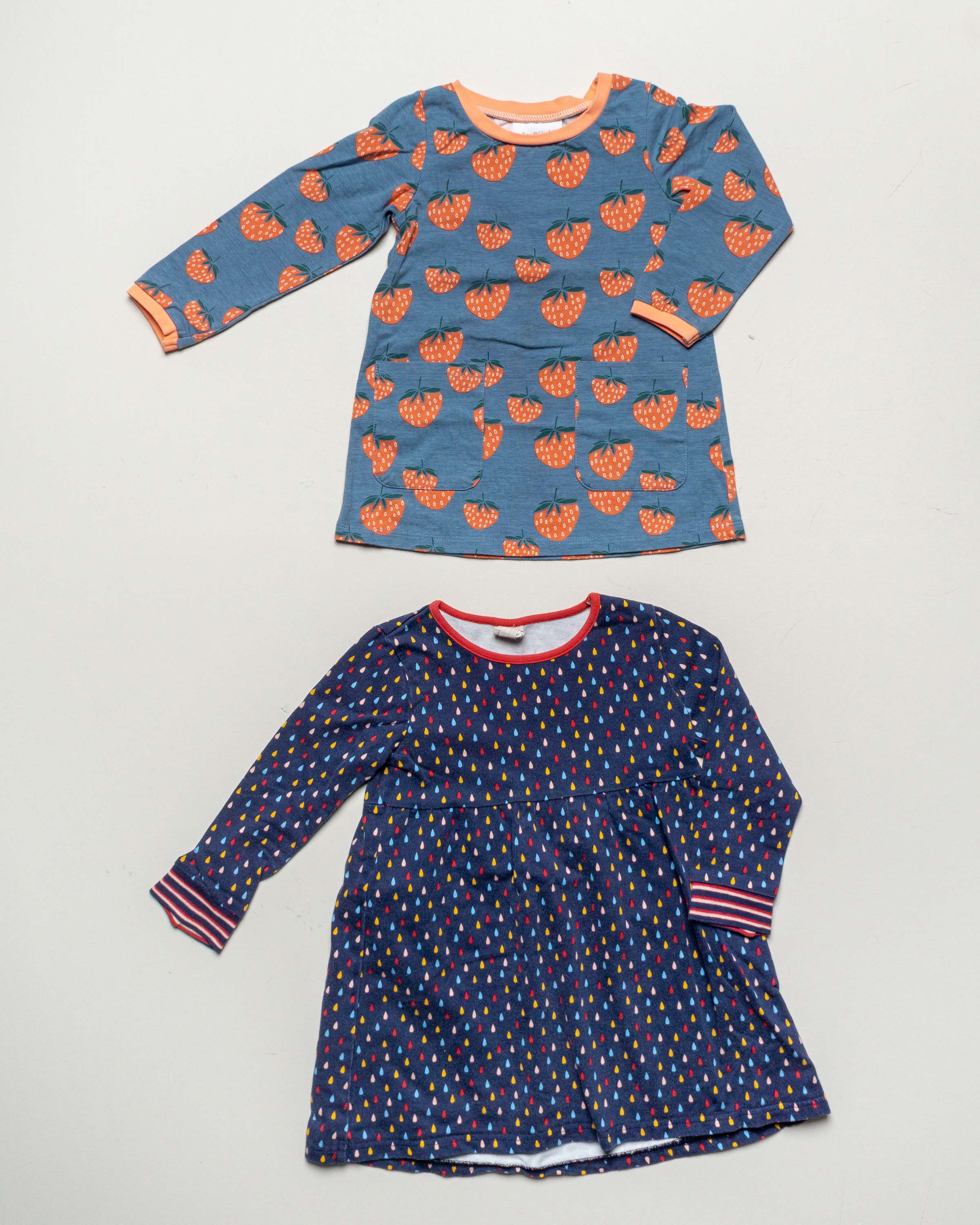 2 Kleider Gr. 98 – BIO dunkelblau Erdbeere Print Pack Set Kleidchen Muster Sommer Frühling