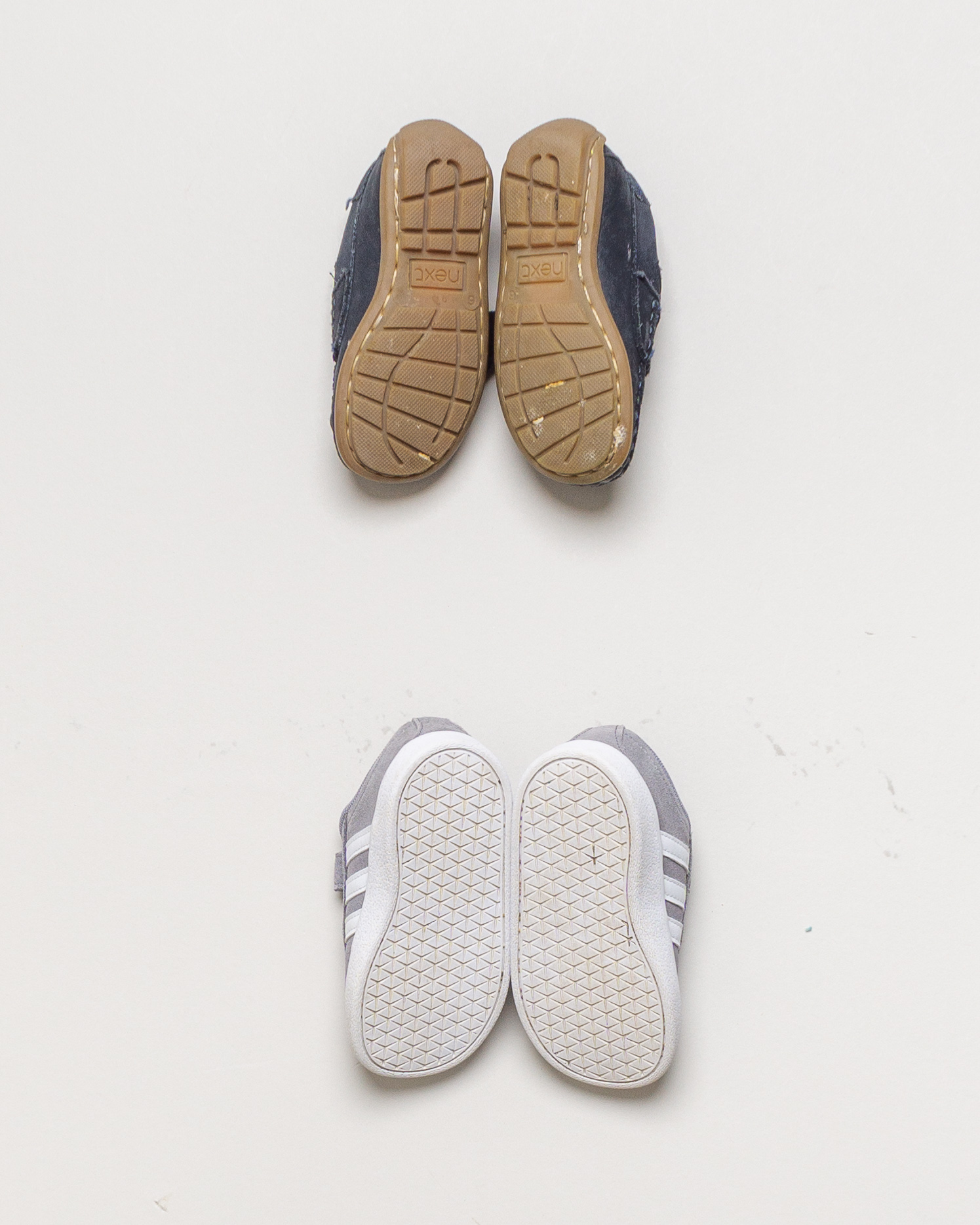 1 Paar Schuhe Gr. 22 – Sneaker Sportschuhe Grau Schwarz Adidas Moccasins