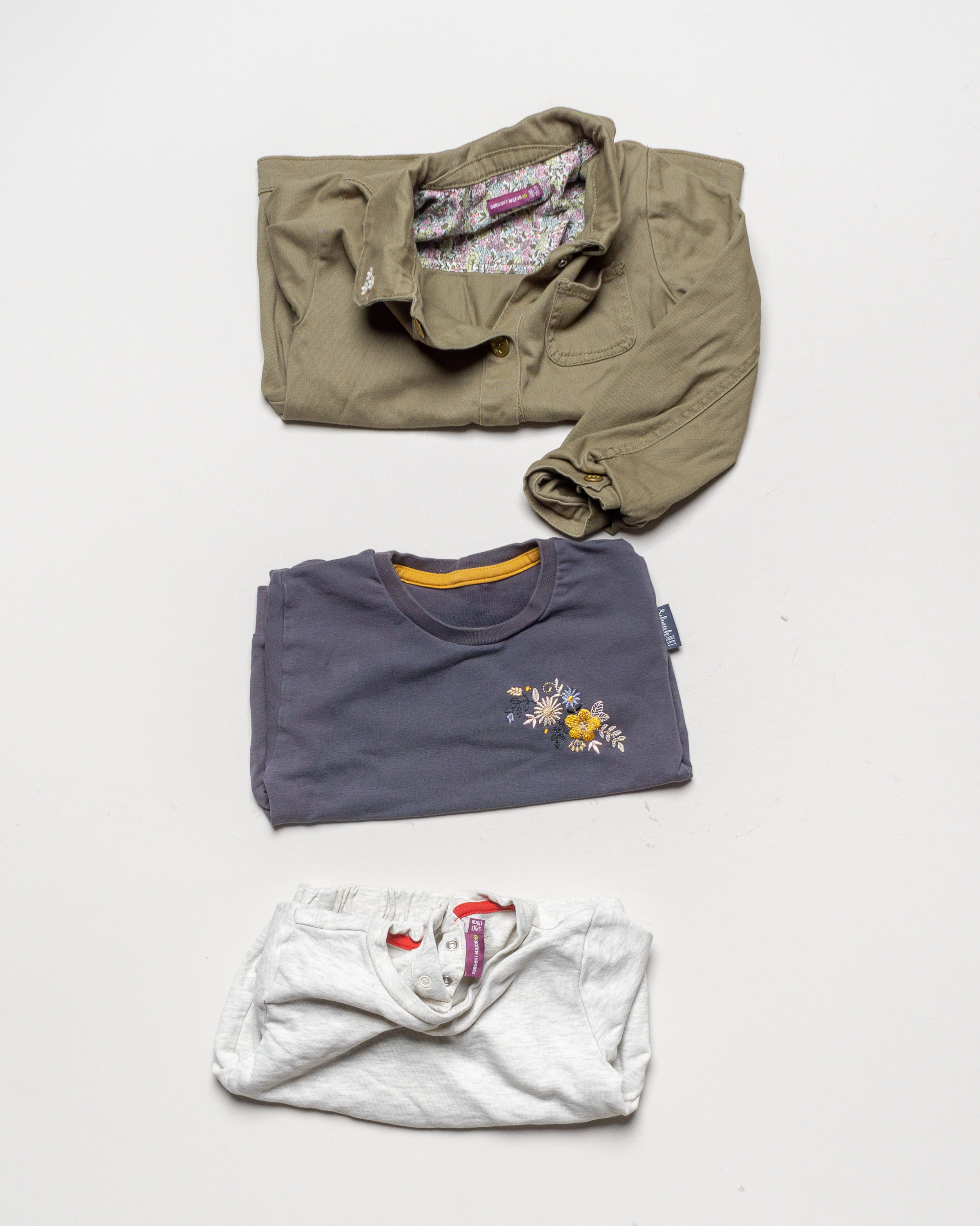 3 Oberteile Gr. 104/110 – 2x Sergent Major Jacke mit Taschen Langarmshirt oliv grau weiß Blumen Knöpfe Mädchen Pack Set