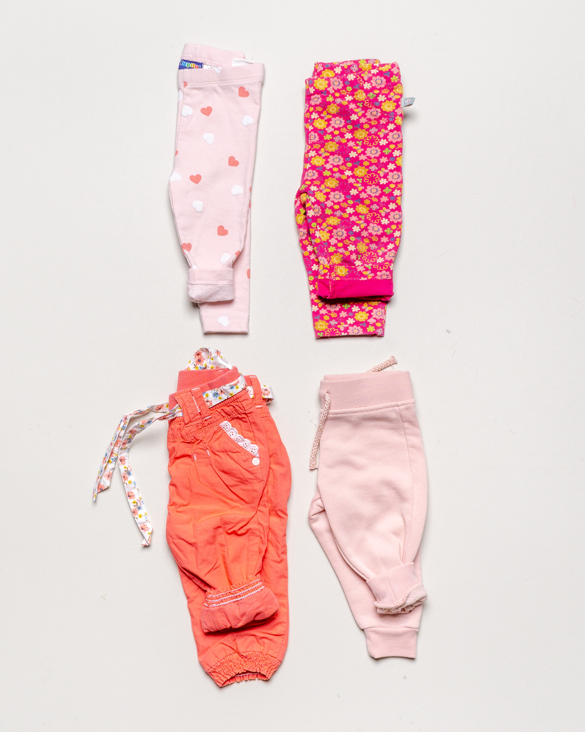 4 Hosen Gr. 56 – Jogginghose Leggings Pumphose Jeans Rosa Blumen floral  Set Pack