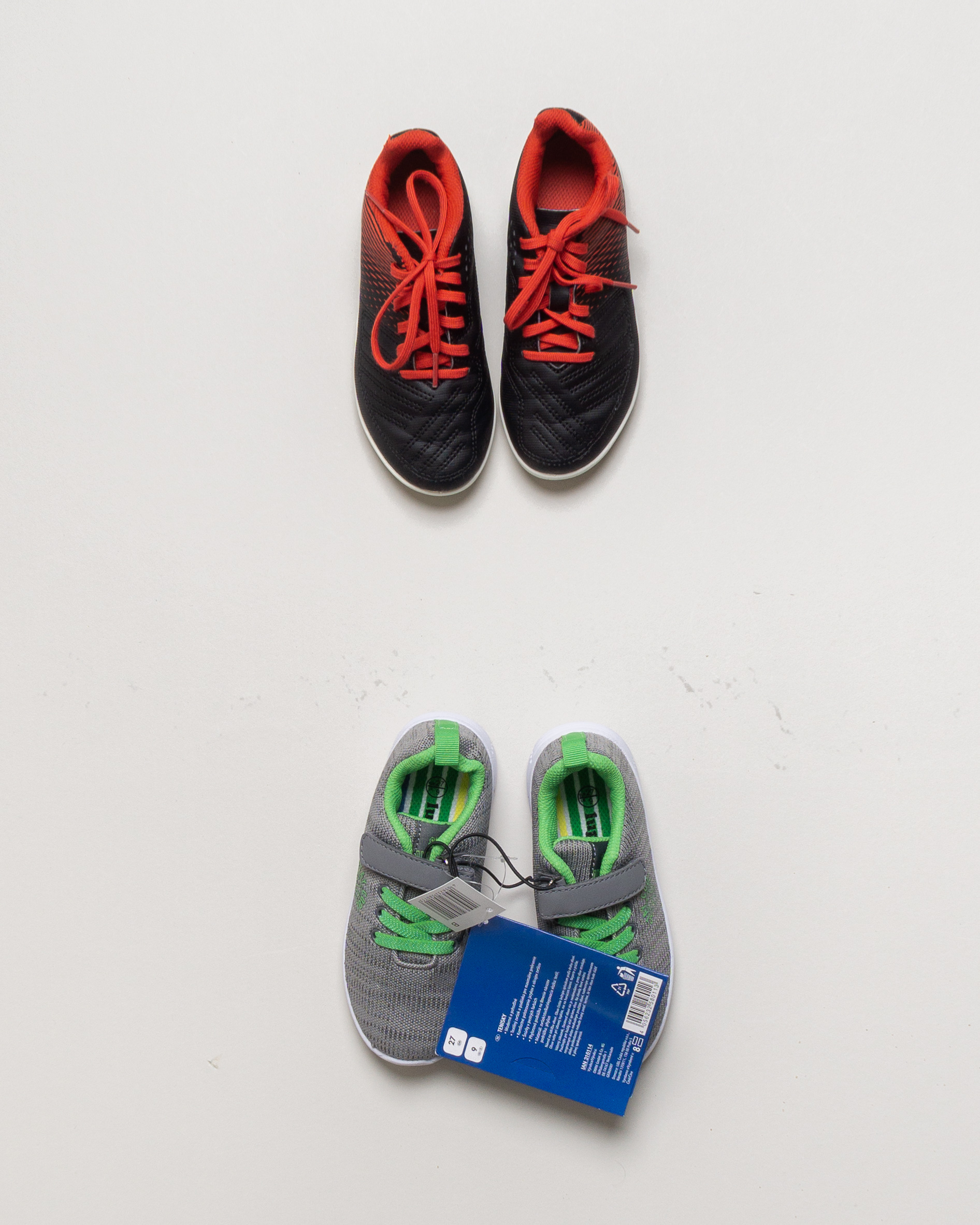 1 Paar Schuhe Gr. 27 – Sneaker NEU Sportschuhe Grau Schwarz Fußballschuhe mit Stollen
