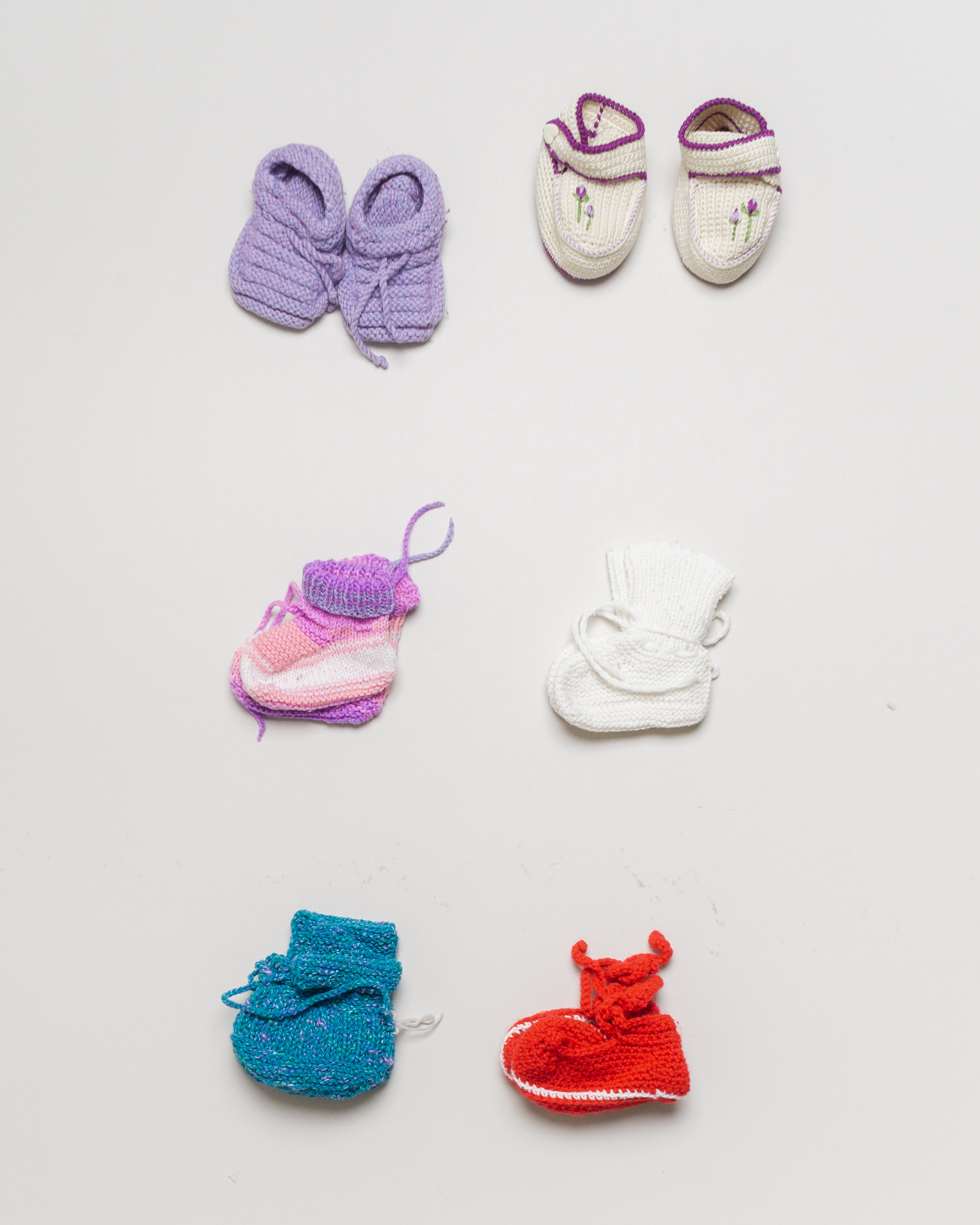 1 Paar Schuhe Gr. 18-22 - Hausschuhe gestrickt Lila Rot Blau