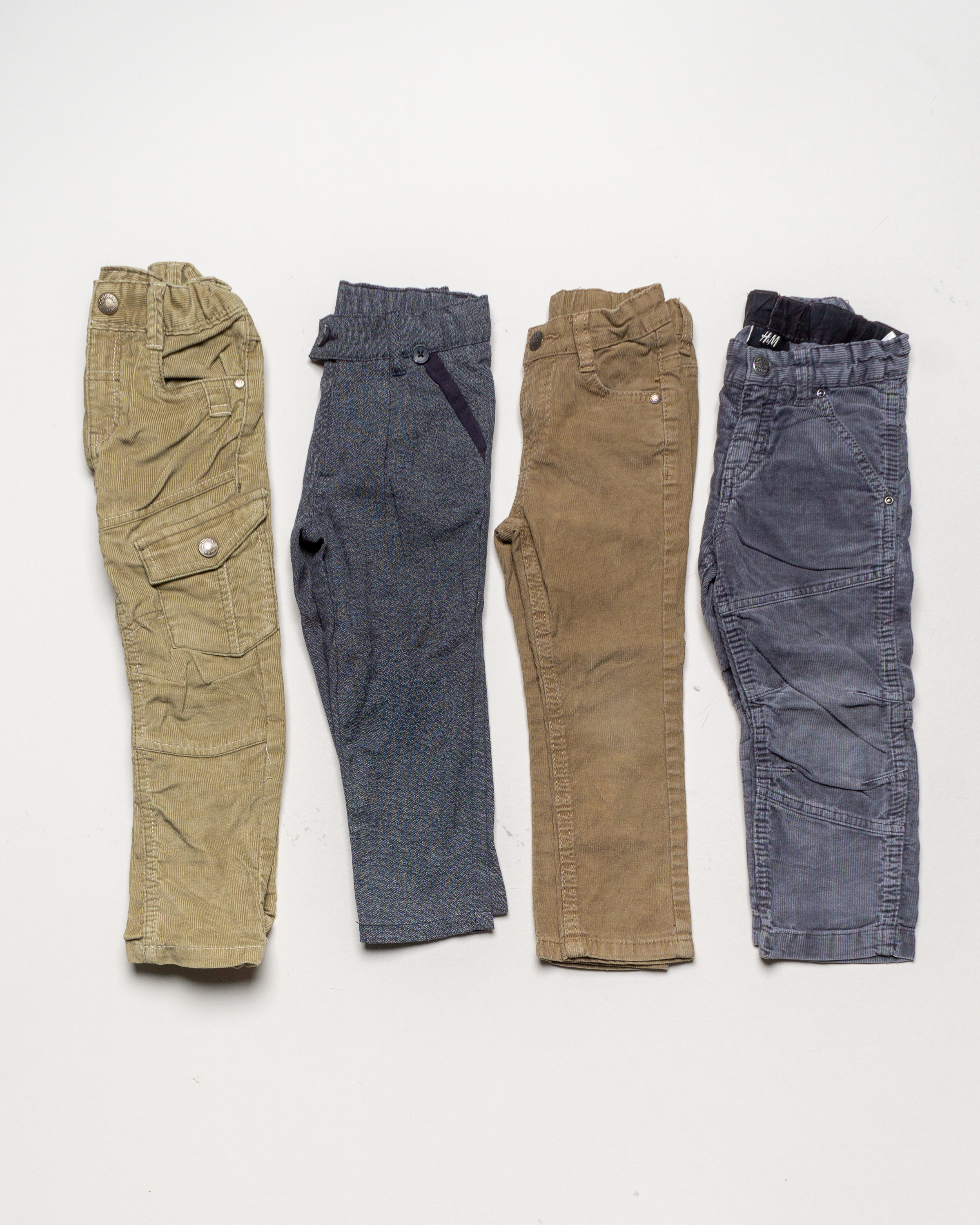 4 Hosen Gr. 98 - Jeans Schwarz Grau Khaki 