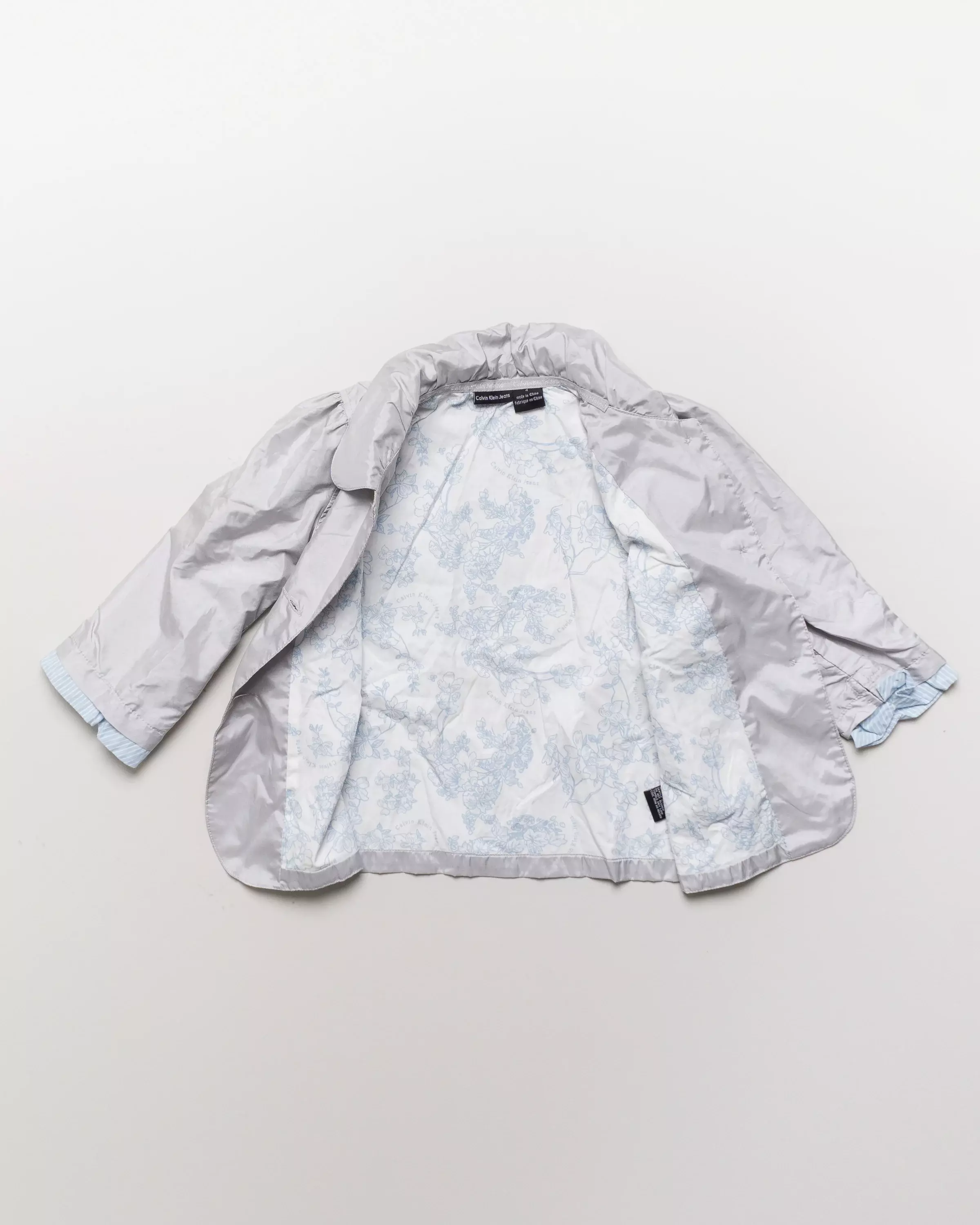 Jacke Gr. 98/104 – Calvin Klein Jeans silber Trenchcoat Blütenfutter innen