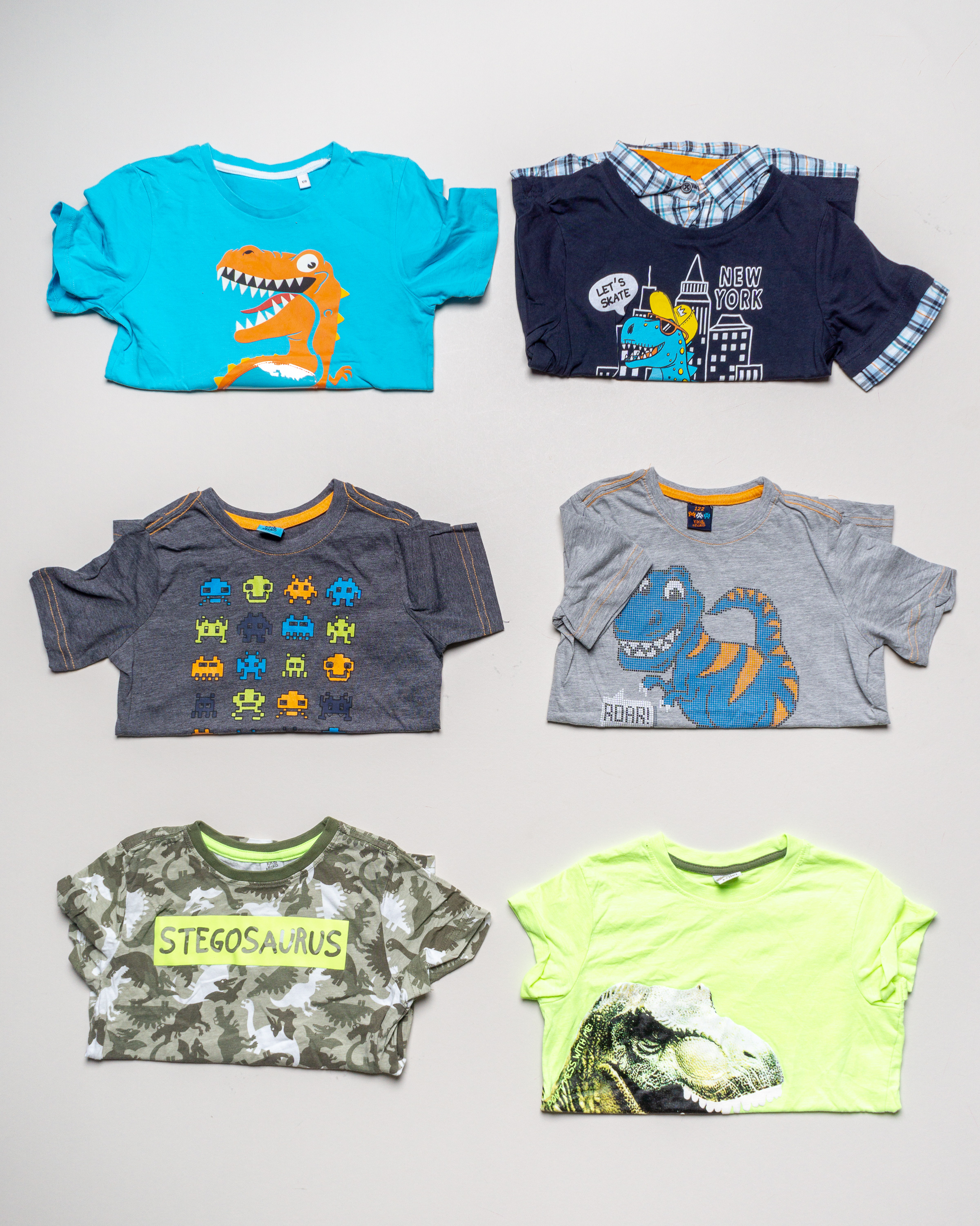 6 T-Shirts Gr. 122/128 – Dinosaurier Dinos Stegosaurus Kragen Print blau Jungen Mädchen Set