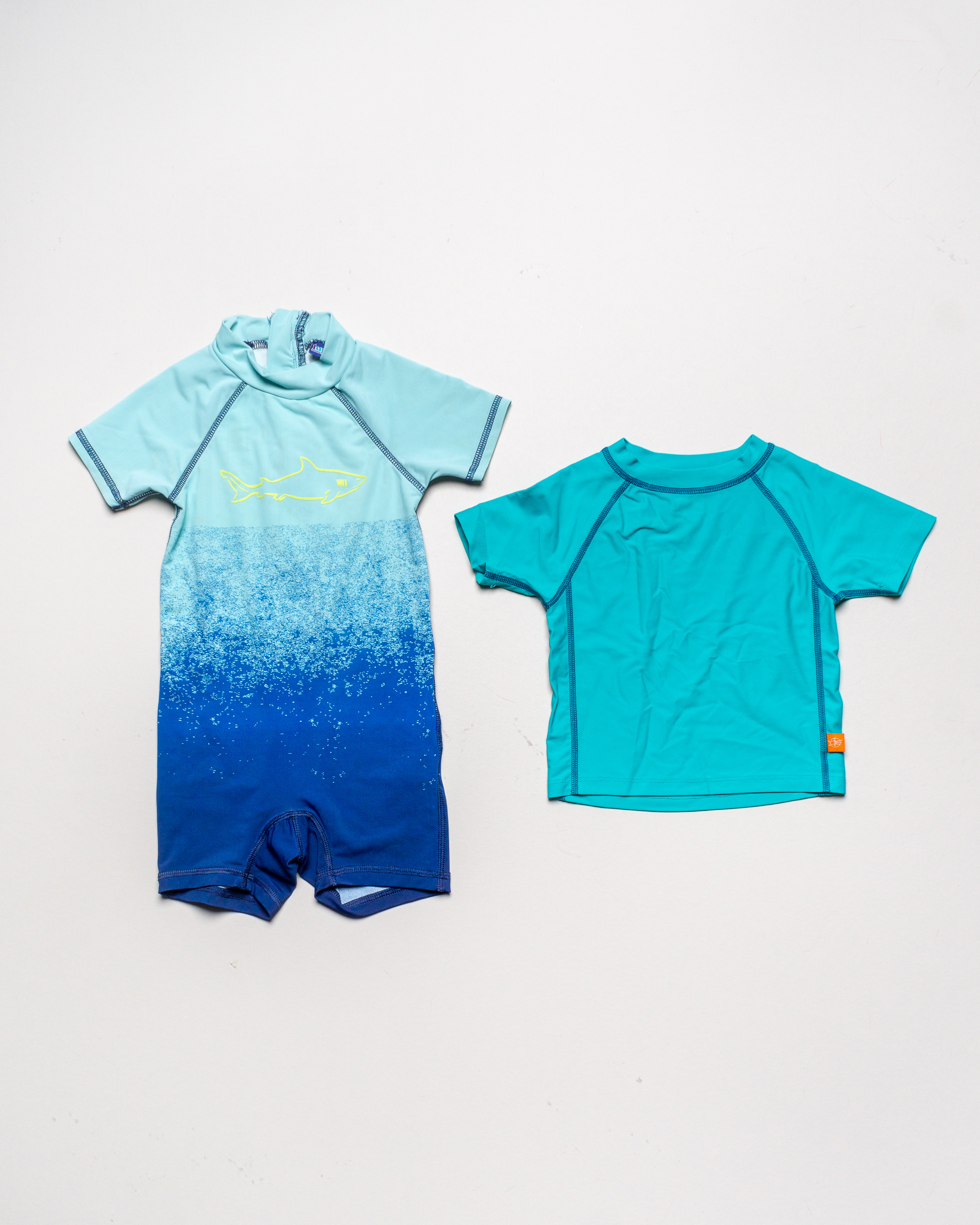 2 Teile Gr. 98/104 – UV Schutz Sonnenschutz T-Shirts Strandkleidung Baby Hose blau Fisch
