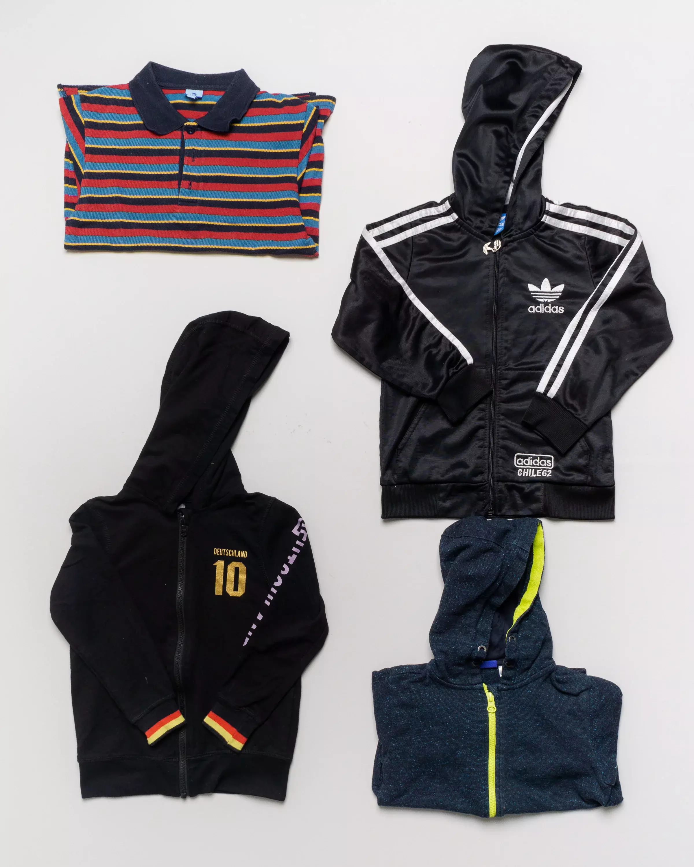 4 im Set: 1 Polohemd, 3 Sweatjacken Gr. 110 – Adidas, Streifen, rot, schwarz, Pack