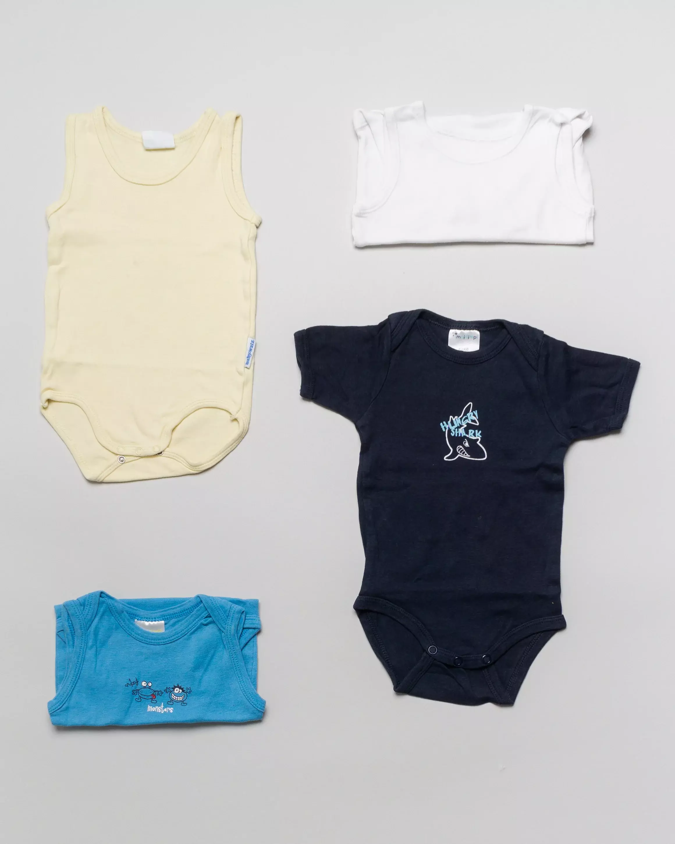 4 Bodies: 3 Unterhemd-Bodies & 1 kurzarm Body Gr. 68 – blau, gelb, weiß, Hai, Tiere, Set, Pack Baby