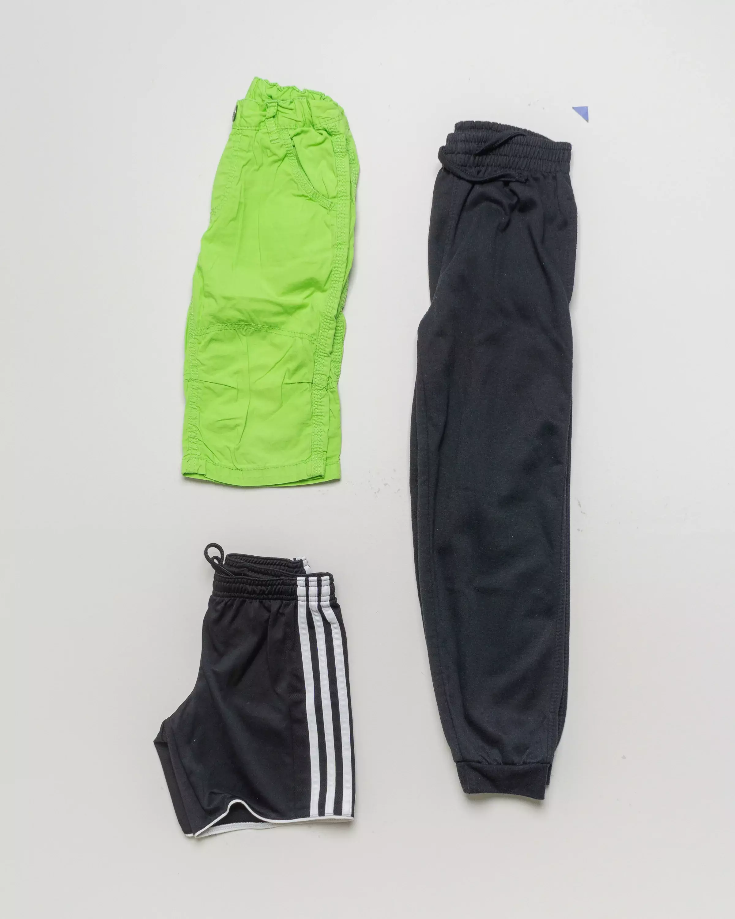 3 Hosen Gr. 122 – schwarz Adidas cargo grün Sport Jungen Set Pack