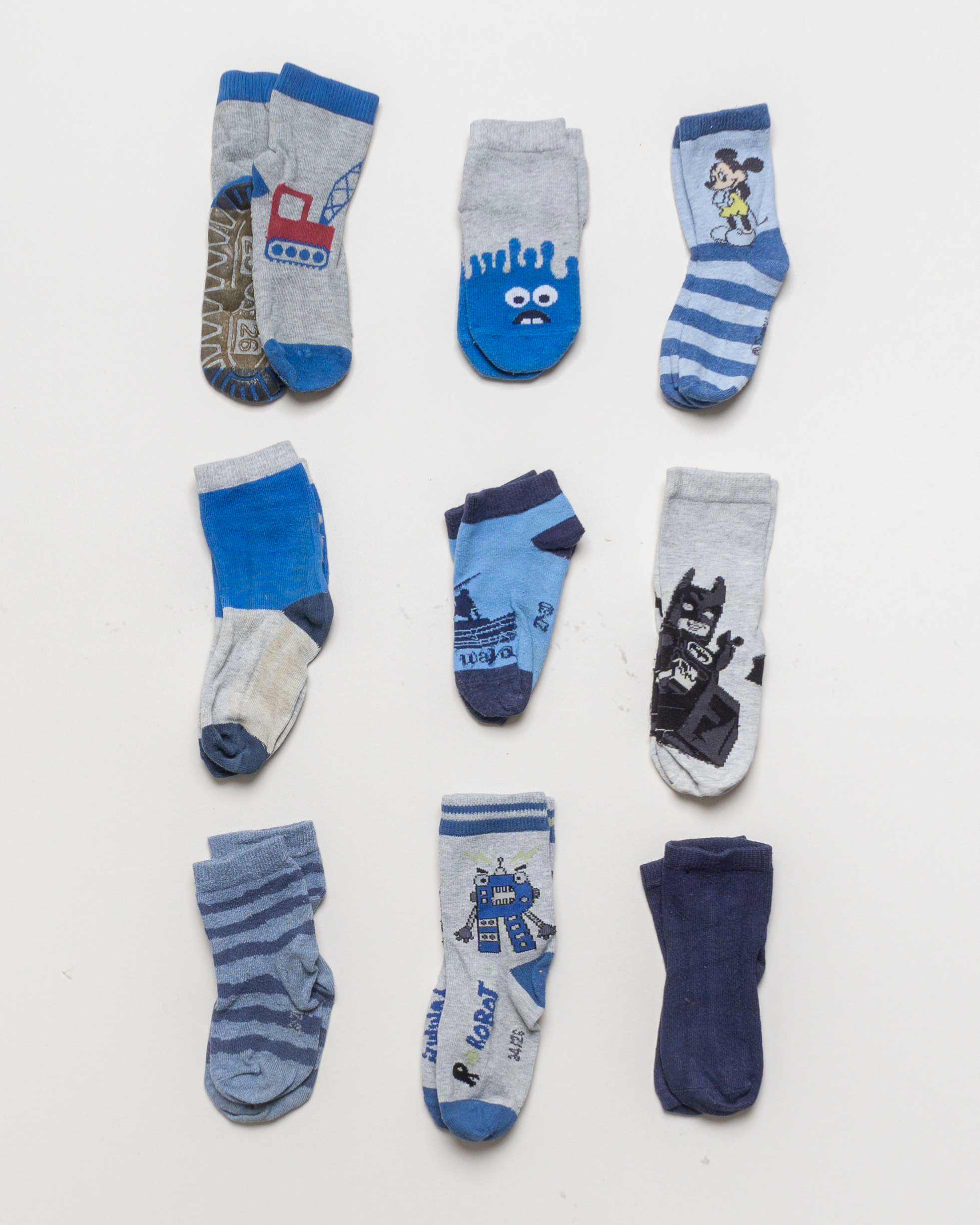 9 Paar Socken Gr. 23 -26 - Streifen Stoppersocken Blau Grau Batman Mickey Mouse 