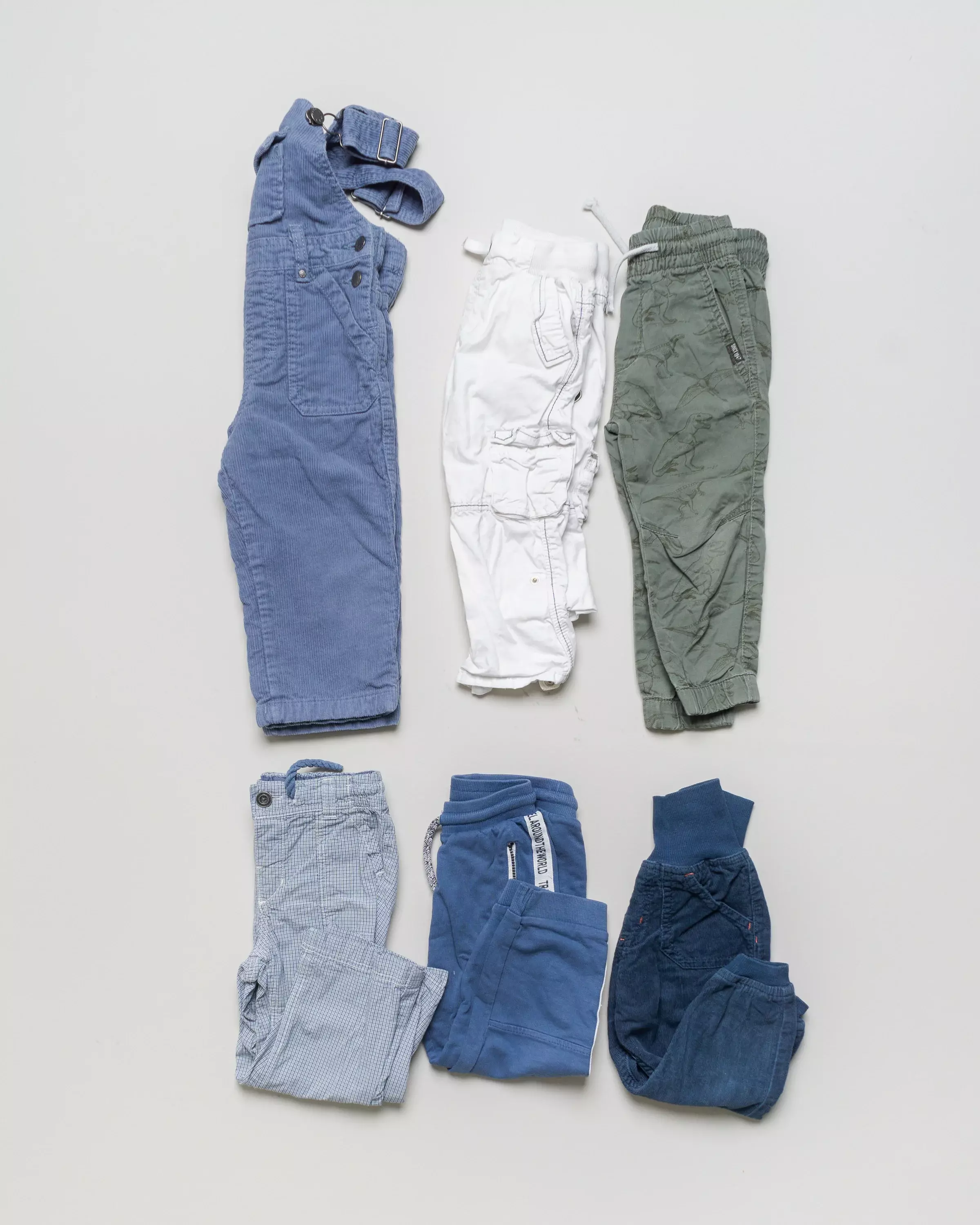 6 Lange Hosen Gr. 86 – Latzhose Jogginghose Jeans Dinos Kariert Blau Unisex Set Pack