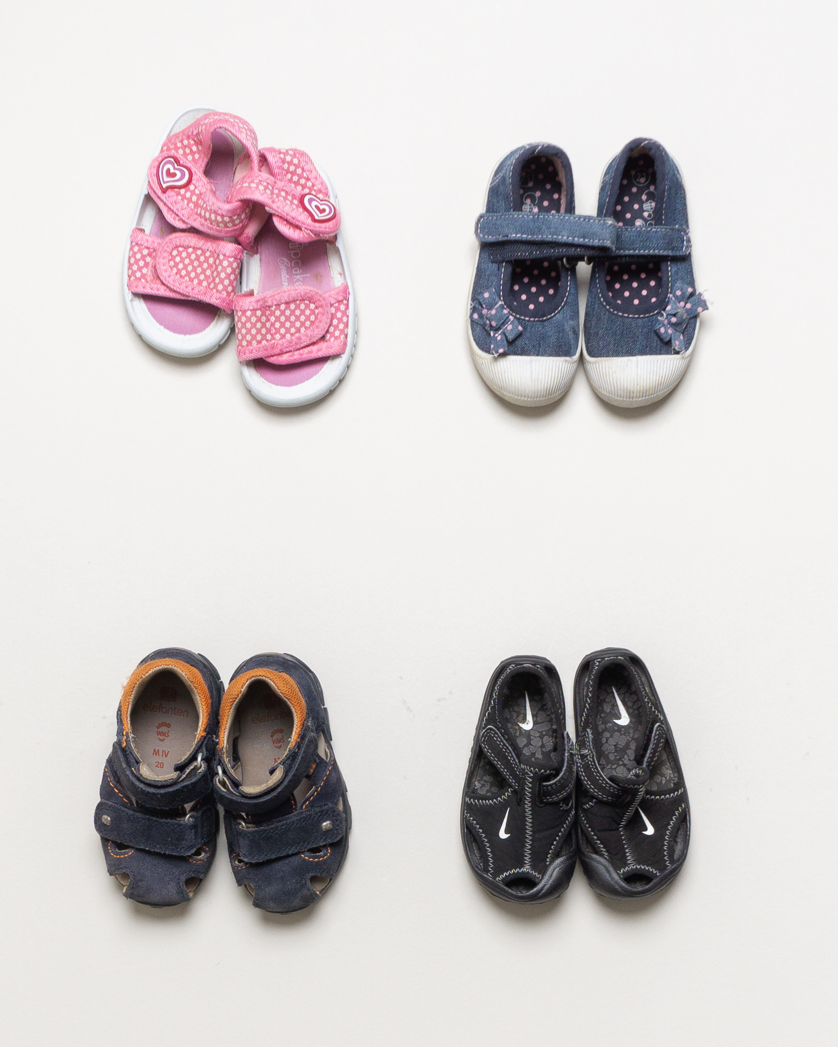1 Paar Schuhe Gr. 20 – Herzen Klett Sandalen Hausschuhe Elefanten Nike