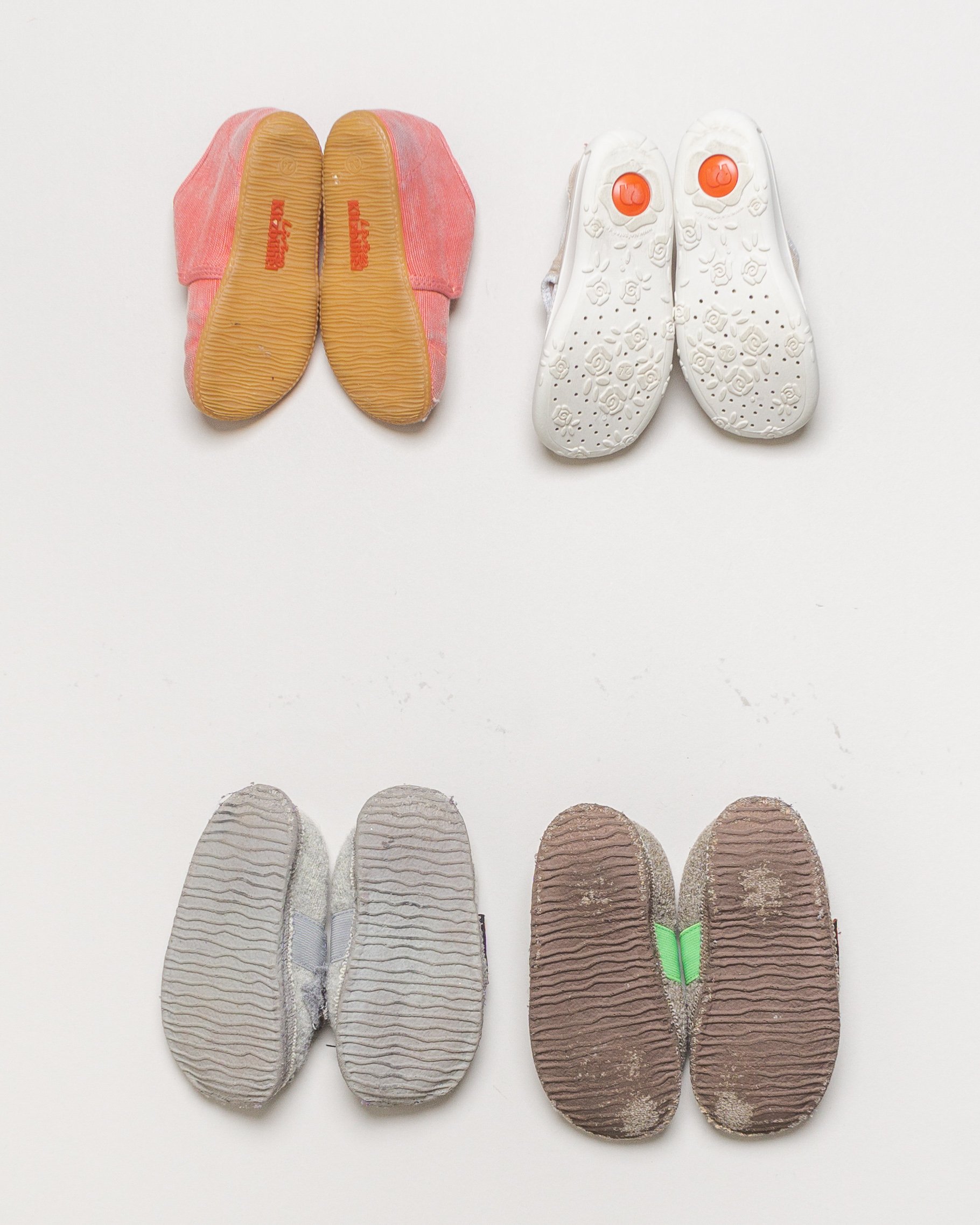 1 Paar Schuhe Gr. 24 – Giesswein Sandalen Hausschuhe Rosa Grau Dinos
