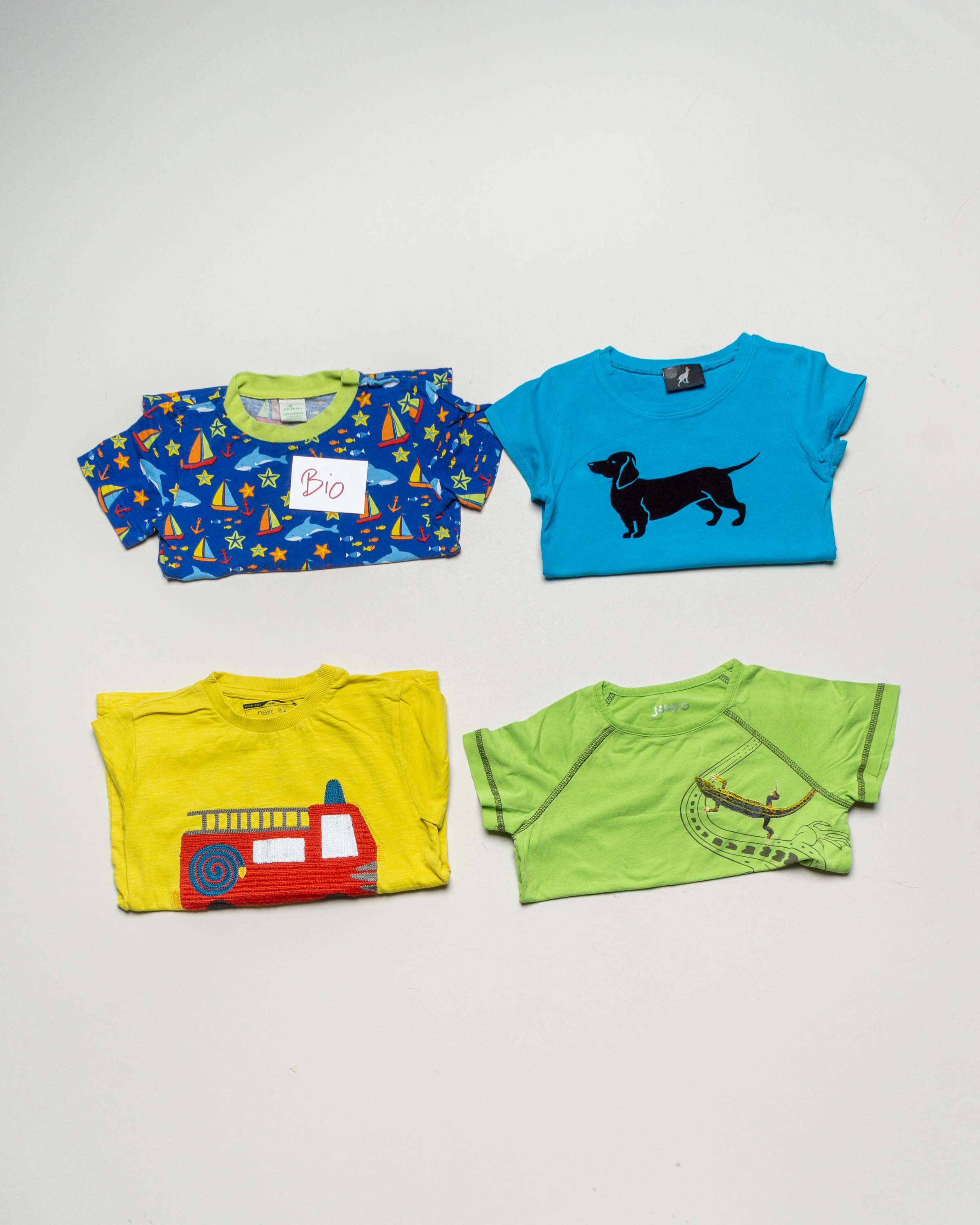 4 T-Shirts Gr. 104 – bunt – kräftige Farben Muster Mädchen Jungen Set Pack