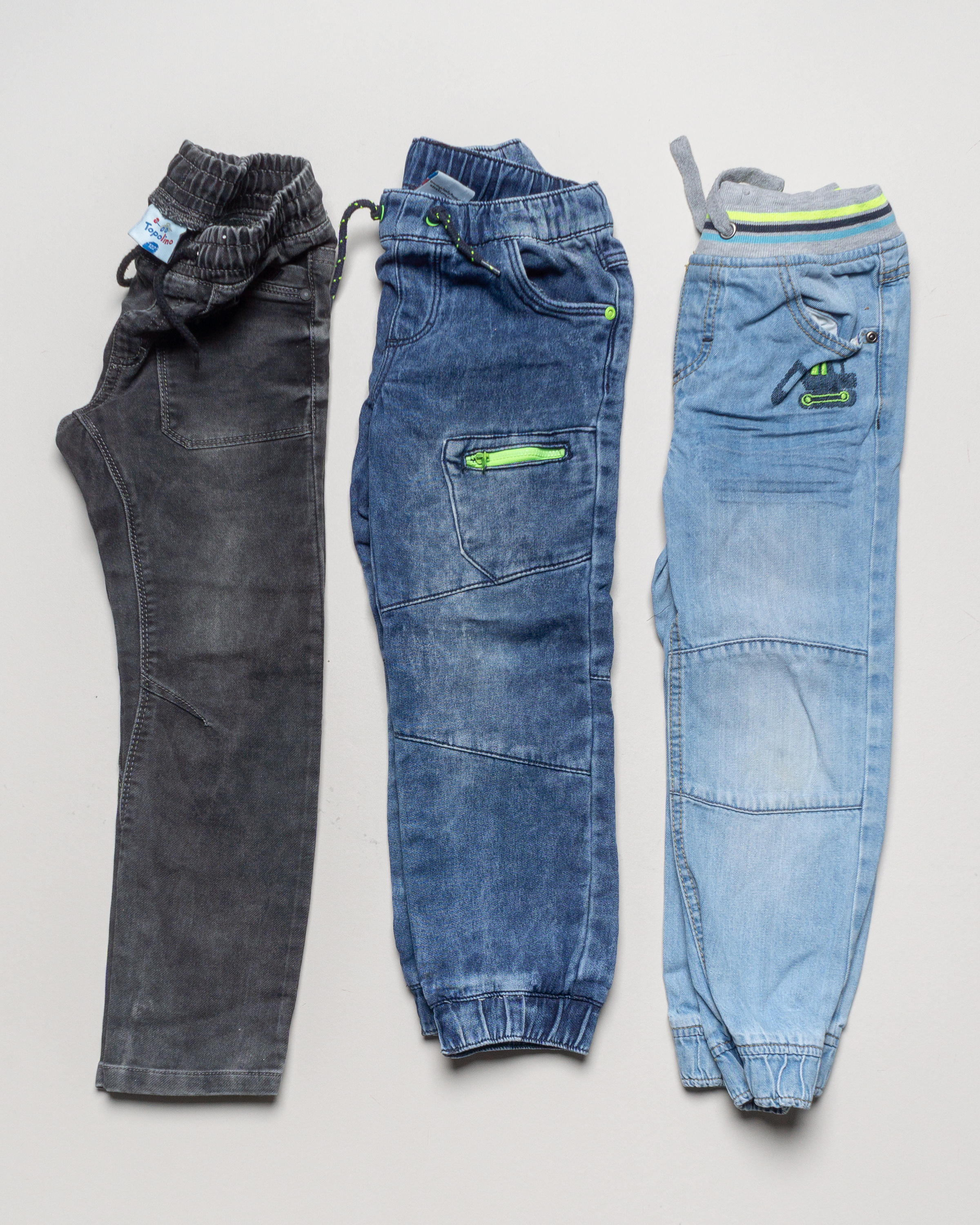 3x Hosen Gr. 122 – langes Bein Jeans mit Zugband Jungen Mädchen Blau Schwarz Gummizug am Bein Neon Gelb Bagger