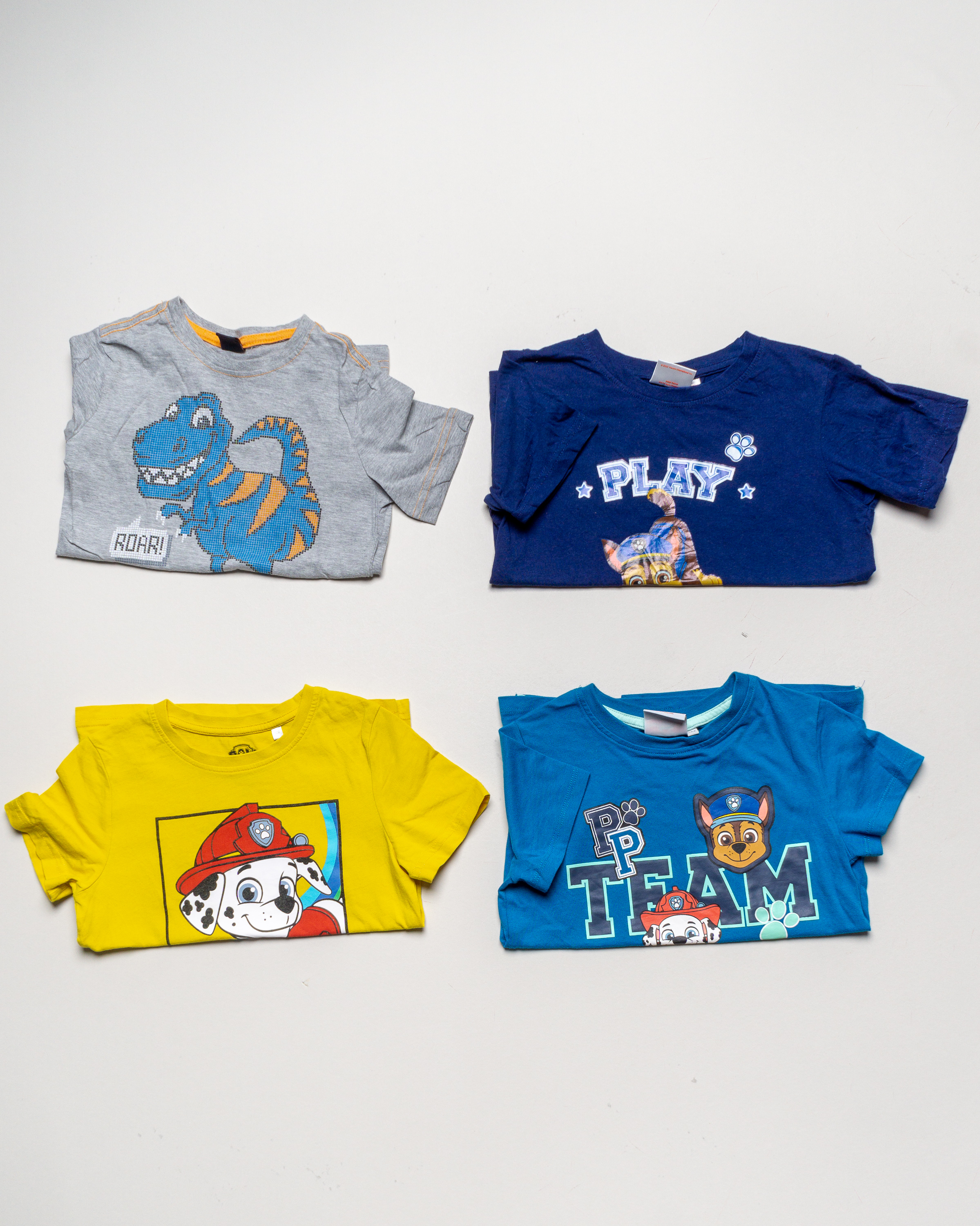 4 T-Shirts Gr. 122/128 – Paw Patrol Dinos Comic Print blau Jungen Mädchen Set