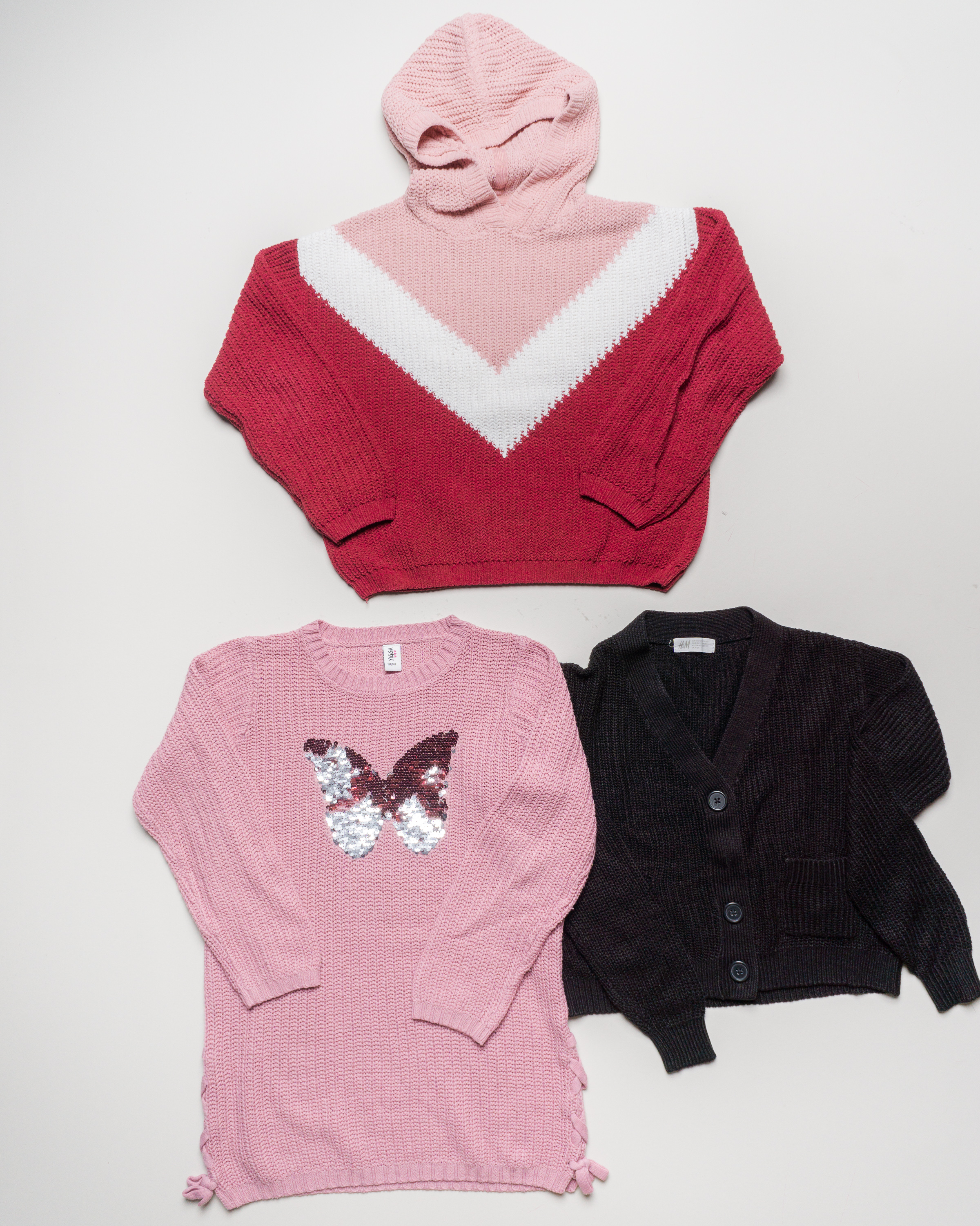 3x Oberteile Gr. 134/140 – 1x H&M Pullover Strickjacke Strick Pailetten Schmetterling Schwarz Pink Weiß