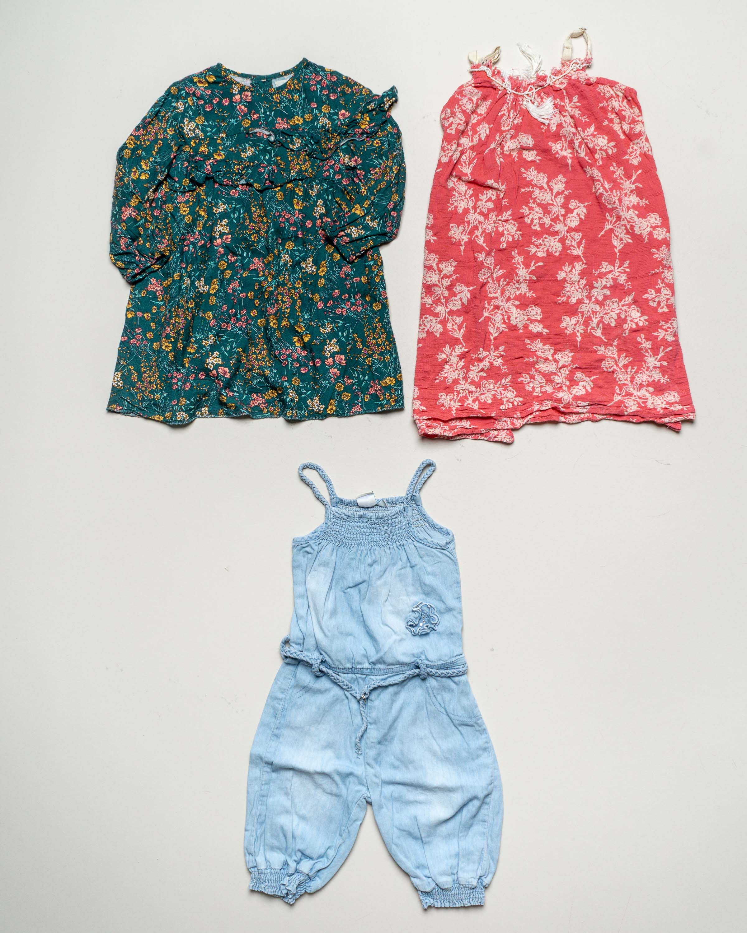 3 Kleider Gr. 104 – 1x Zara grün luftig Latzhose Denim Jeans bunt Mädchen Jungen Pack Set